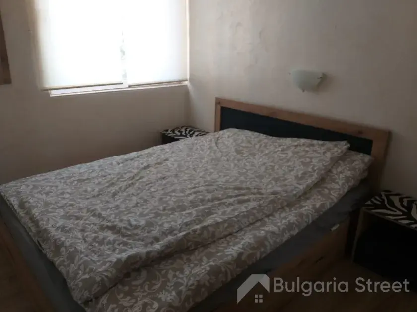 Двухспальная кровать в спальне