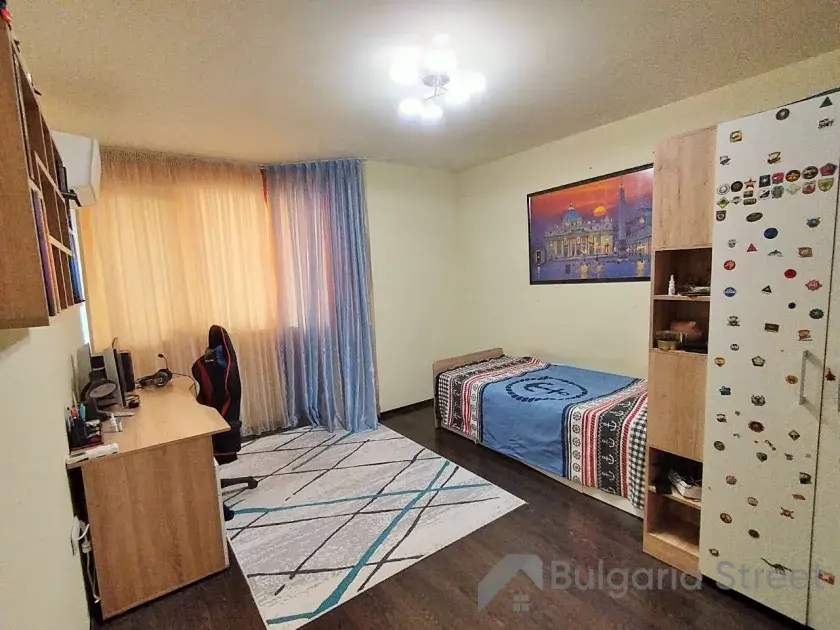 Кровать, стол и шкаф в первой спальне