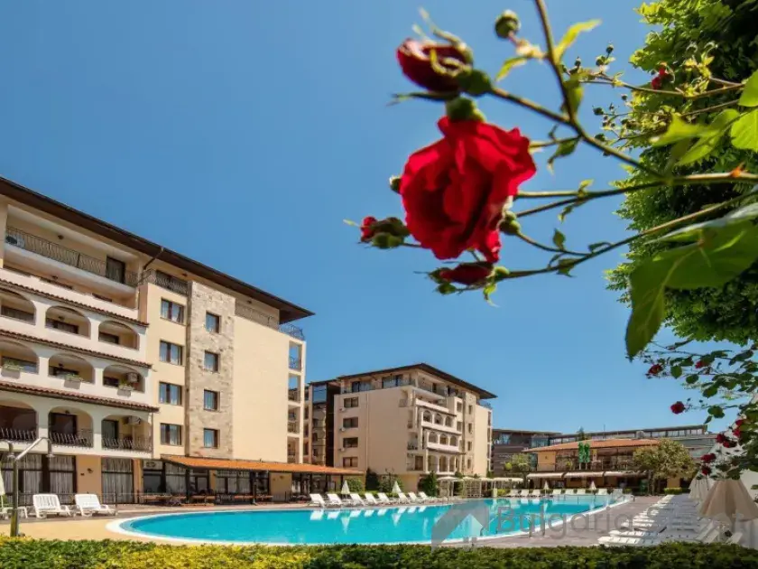 Красивая территория комплекса Rose Village