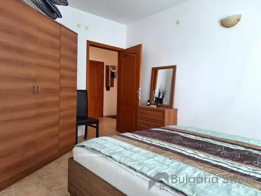Гардероб и двухспальная кровать