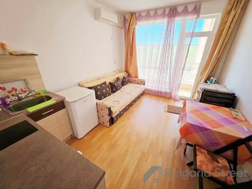 Диван и обеденный стол