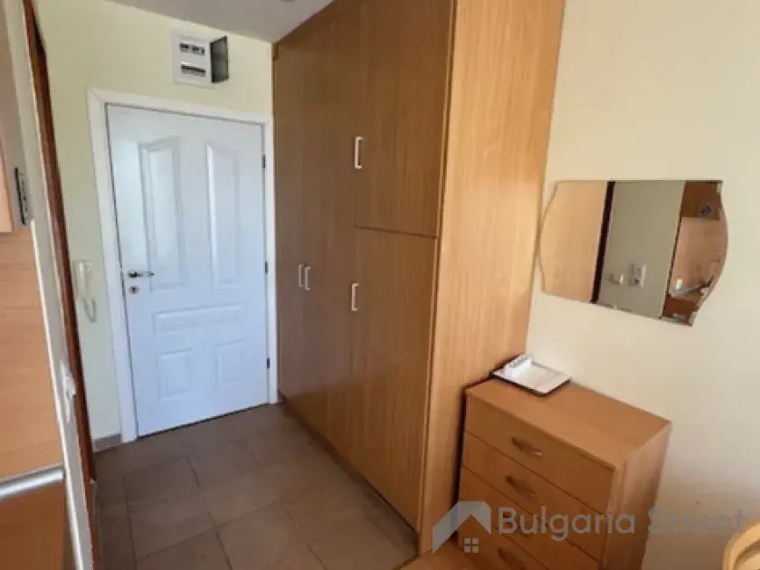 Гардероб и комод в прихожей