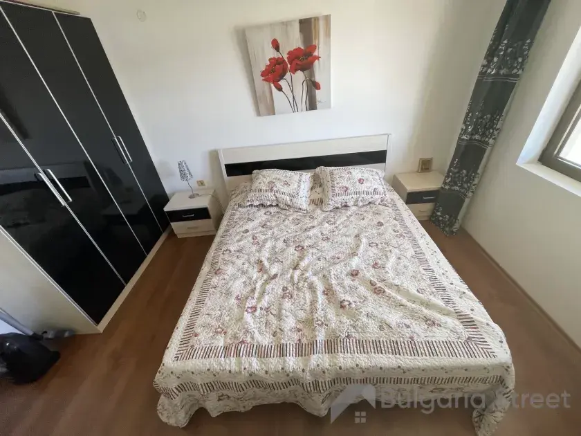 Двухспальная кровать в спальне