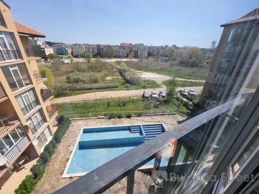 Вид на бассейн с балкона