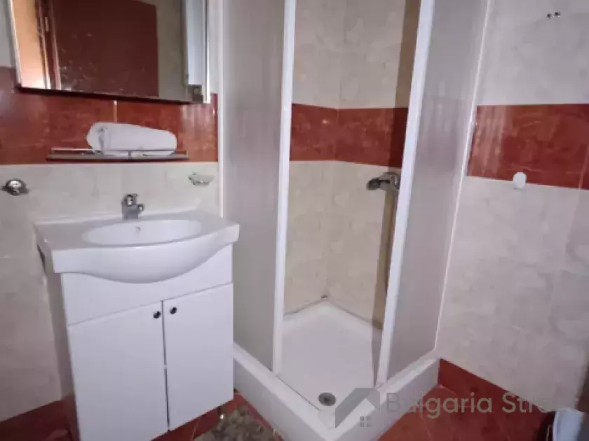 Душевая кабина в ванной комнате