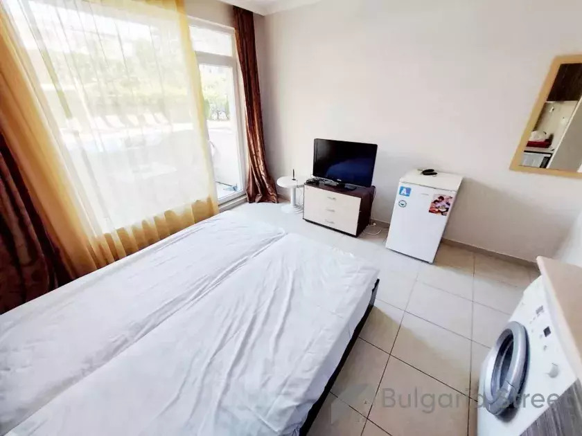 Кровать и бытовая техника в комнате
