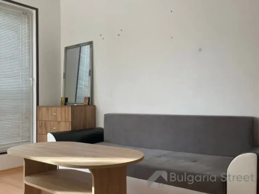 диван и столик