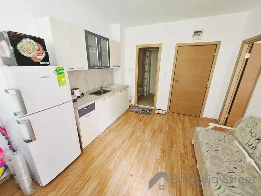 Кухонная мебель, холодильник, микроволновая печь