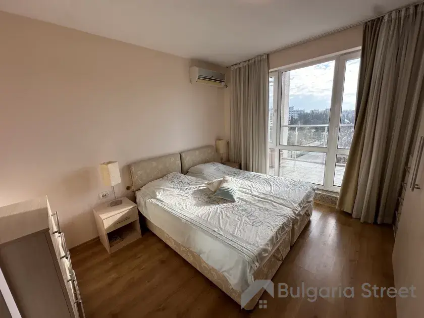 Двуспальная кровать в спальне
