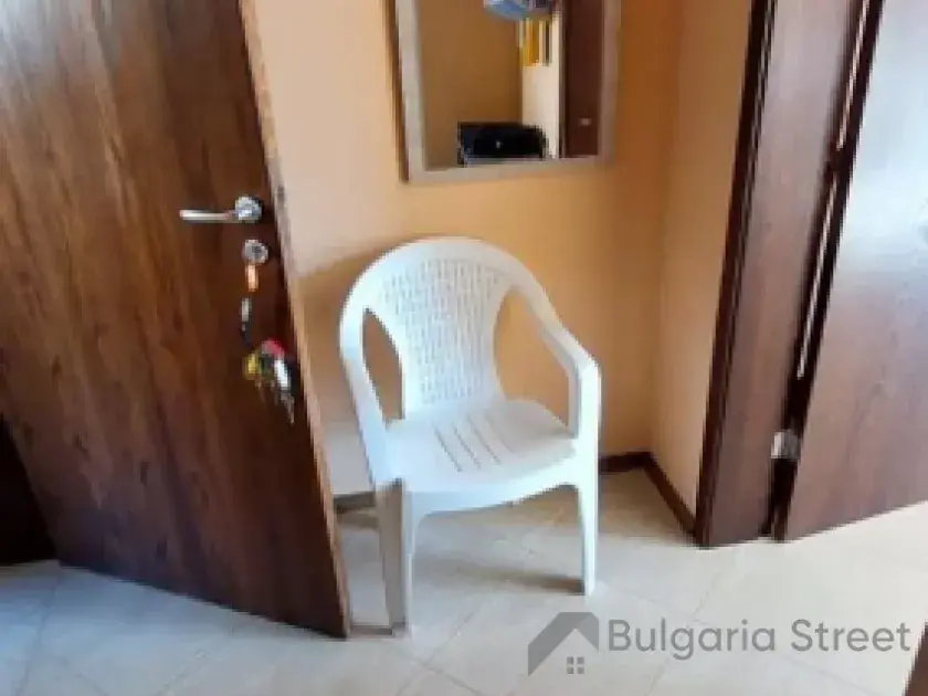 стул в прихожей