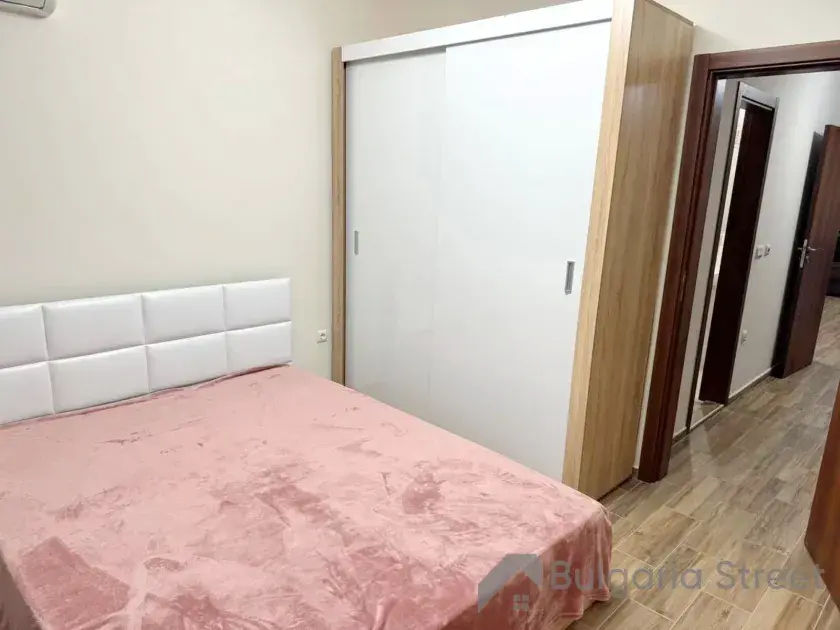 Двуспальная кровать и гардероб