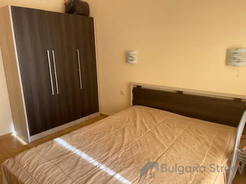 двухспальная кровать и гардероб в спальне
