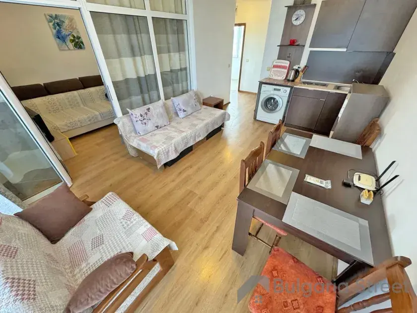 Обеденный стол и кухонная ниша