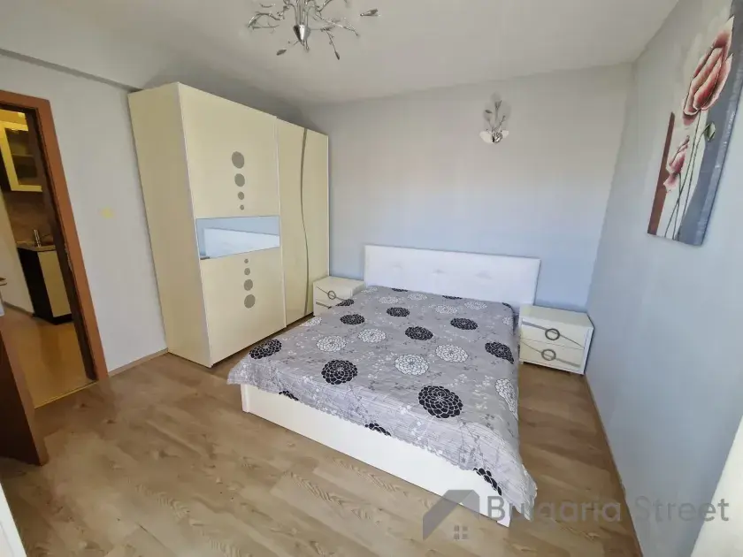 Гардероб и кровать в спальне