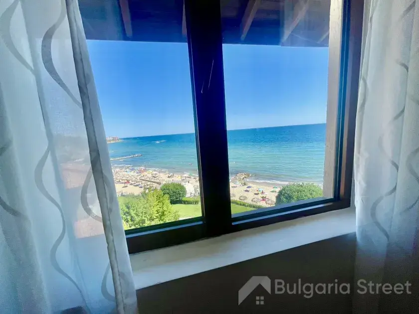 окно с видом на море