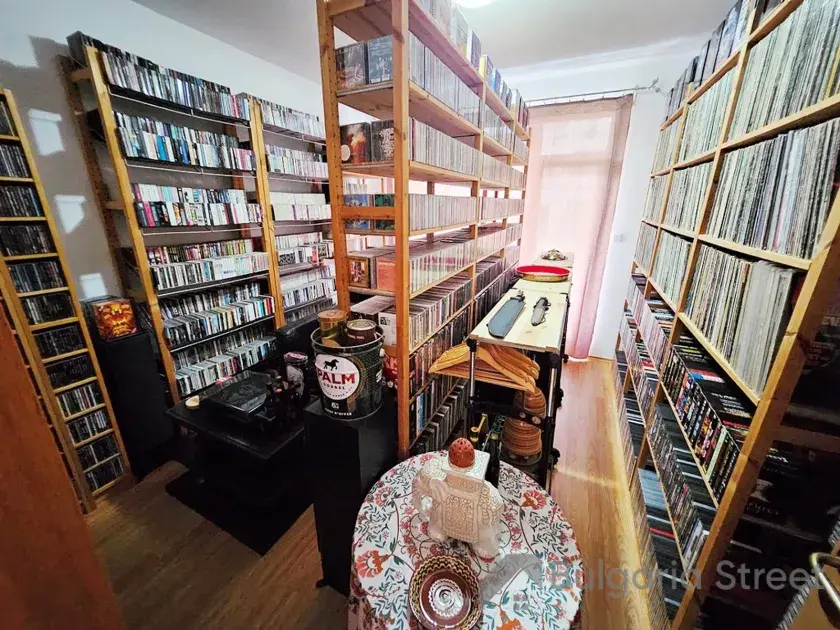 Стеллажи с книгами в 3 комнате