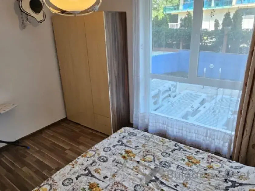 Кровать и гардероб в спальне