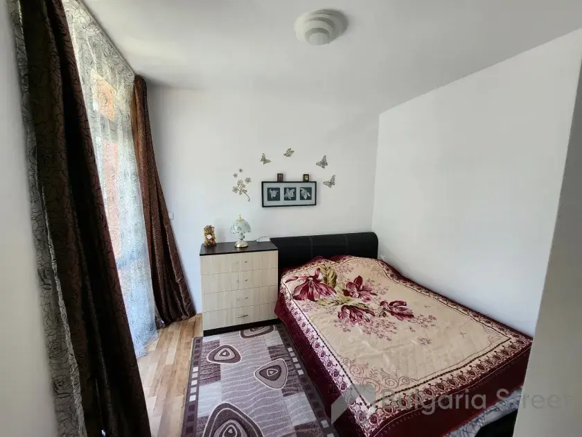 Двухспальная кровать и комод в спальне