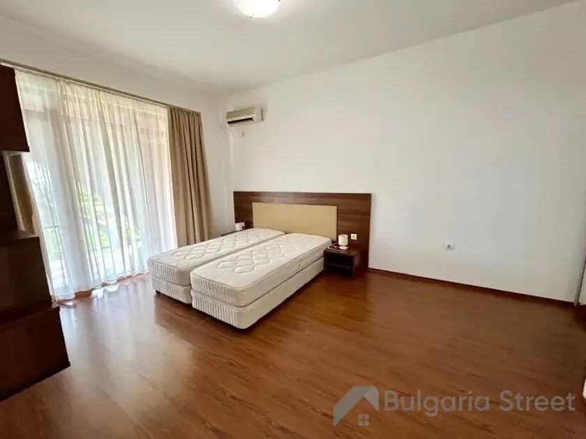 Двуспальная кровать в спальне