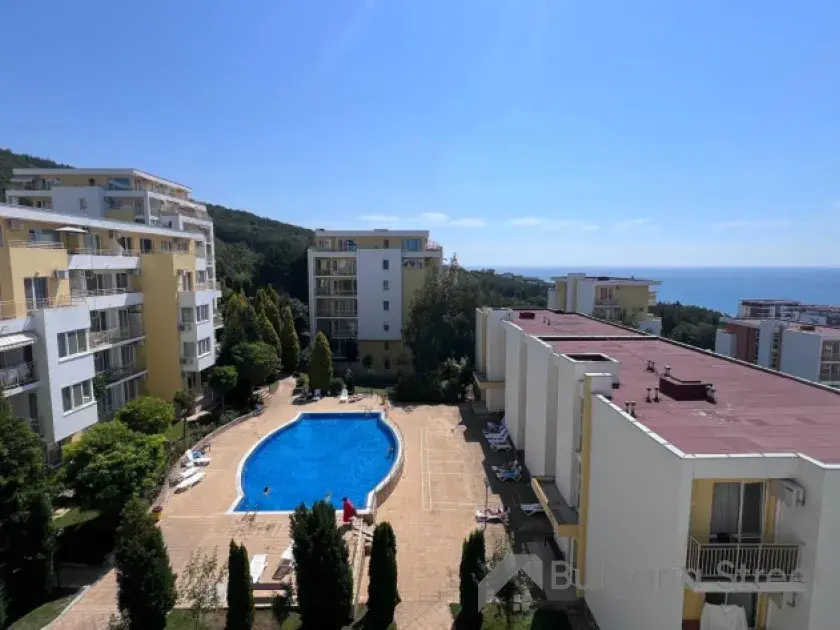 Вид на бассейн и море
