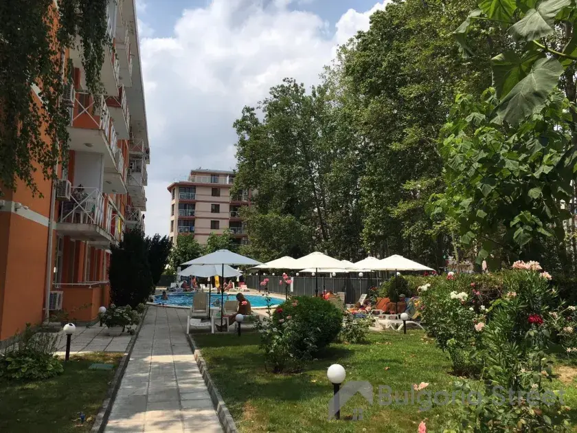 Озеленённая территория комплекса