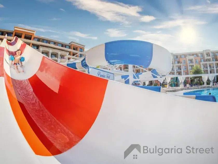 Водная горка на территории комплекса