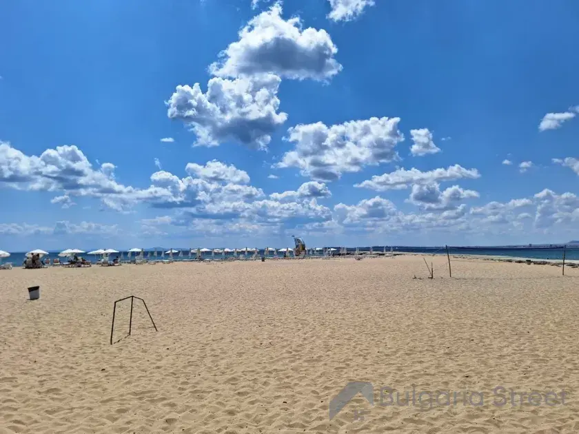 Широкая пляжная полоса у комплекса