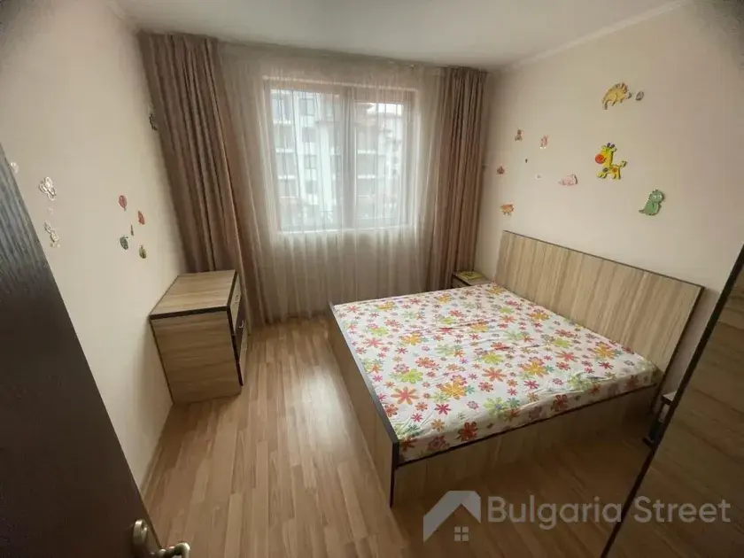 большая кровать в спальне