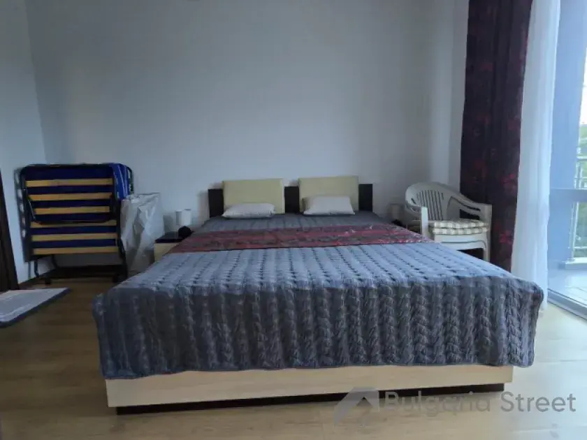 Двуспальная кровать в спальне