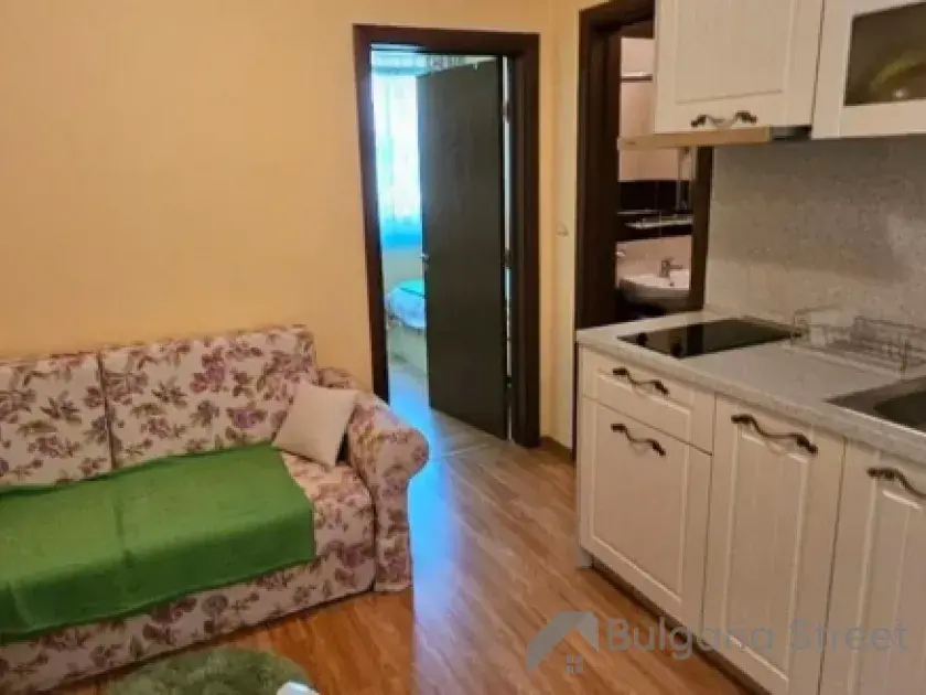Диван и кухня
