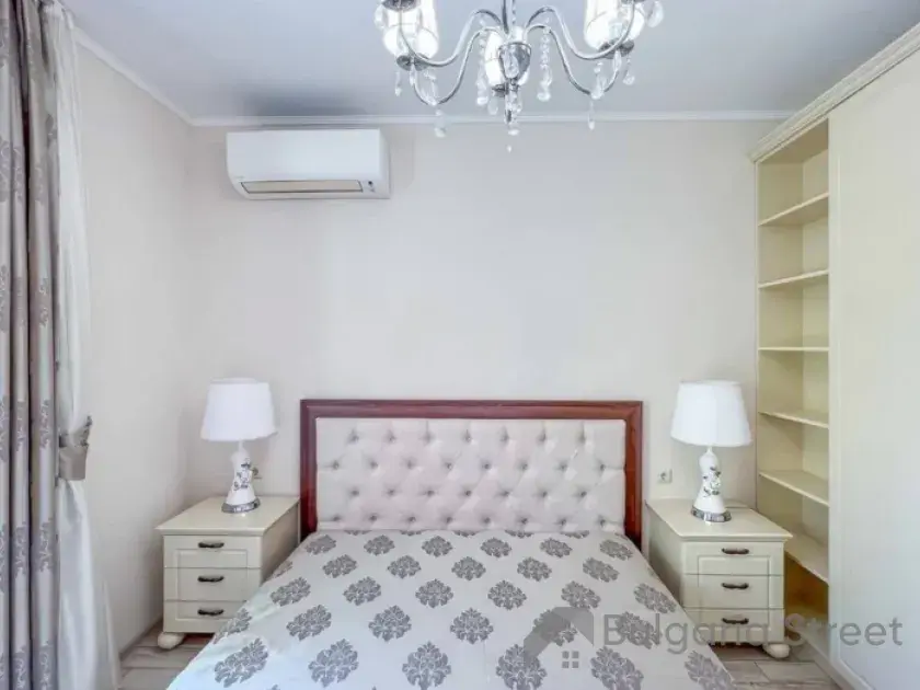 Двуспальная кровать и прикроватные тумбы