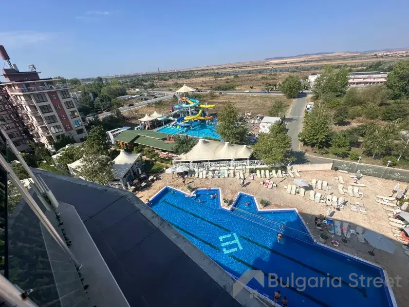 вид на бассейн комплекса из террасы