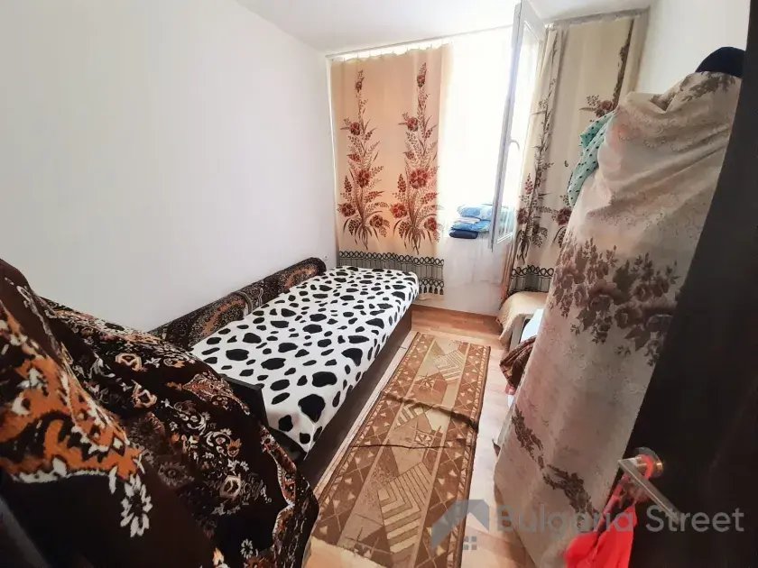 кровать в спальне