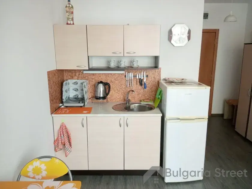 Кухонный бокс и холодильник