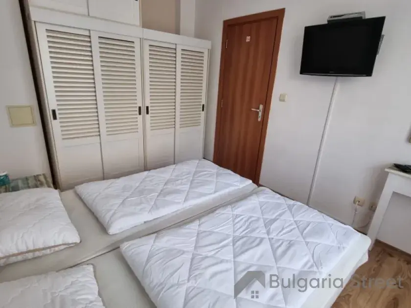 гардероб и кровать в спальне