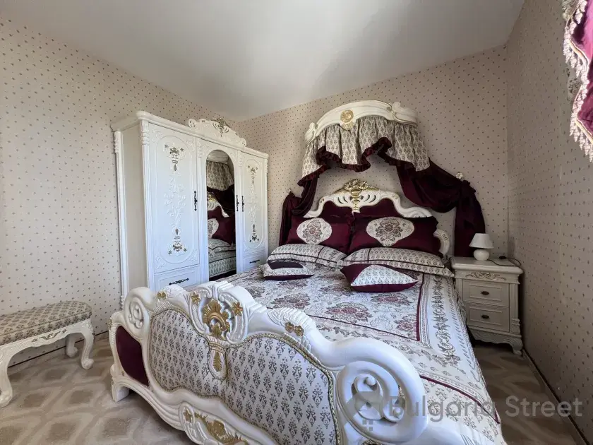 двухспальная кровать в спальне