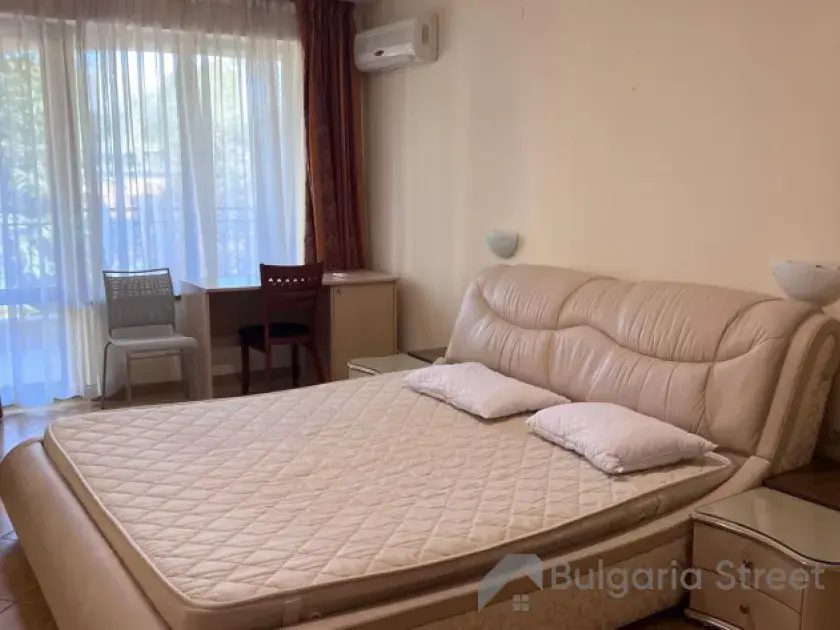 Двуспальная кровать в спальне