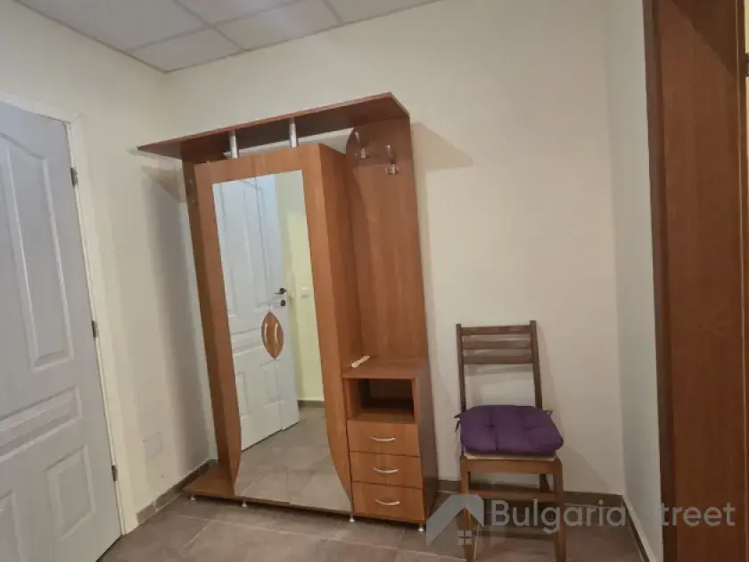Шкаф и стул в прихожей