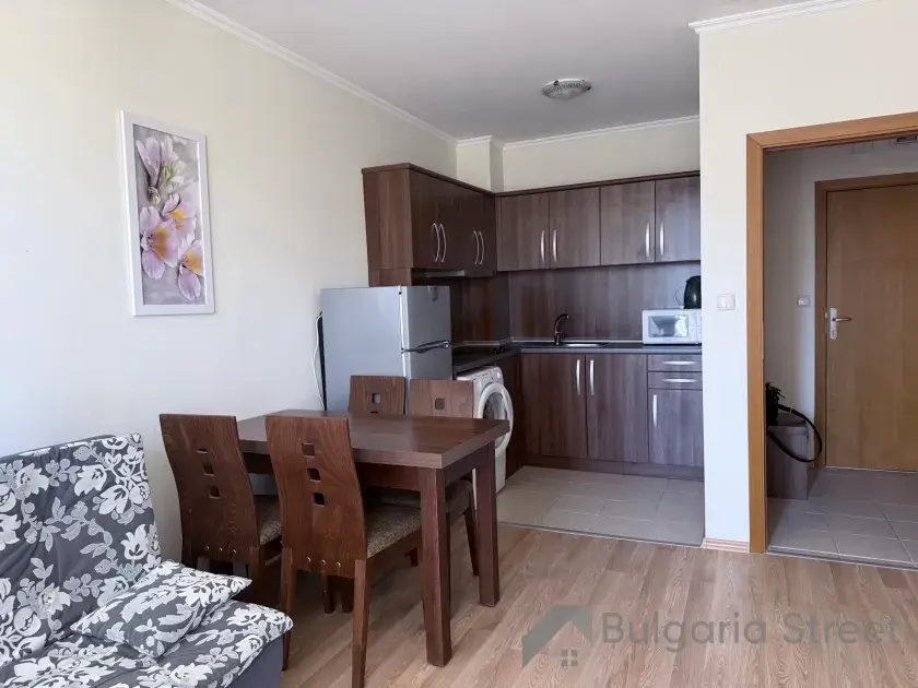 Обеденный стол и кухня