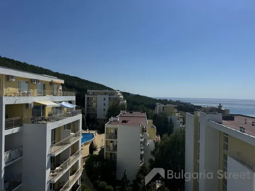 панорамный вид на море и на горы и с террасы квартиры