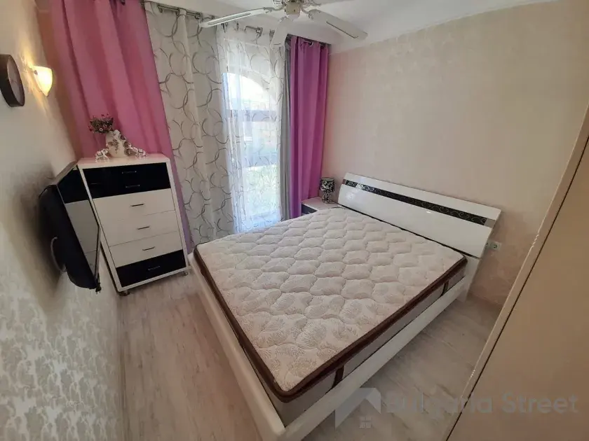 кровать в спальне