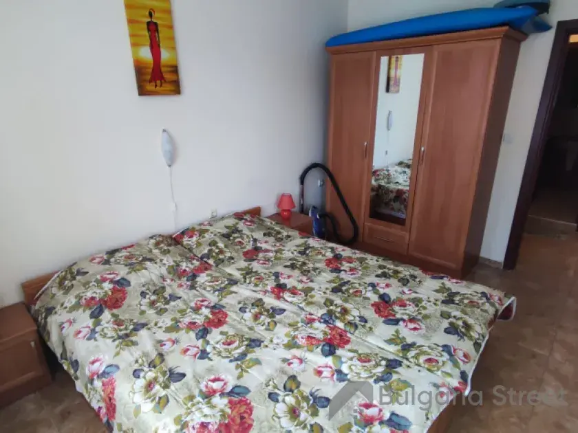 кровать и шкаф в спальне