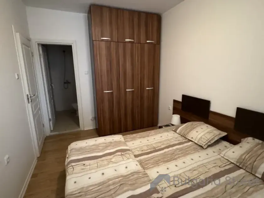 Кровать и шкаф