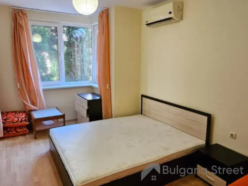 кровать в спальне