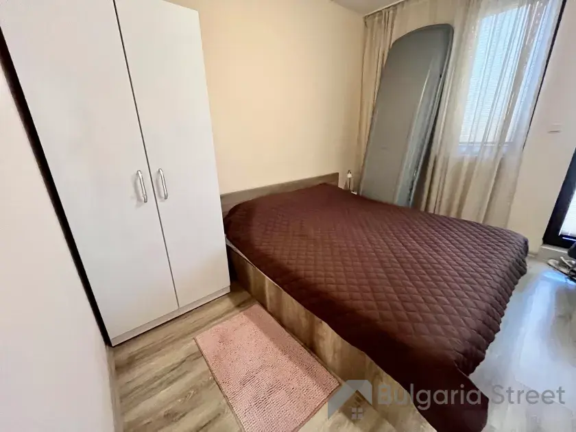 Двуспальная кровать и гардероб в спальне