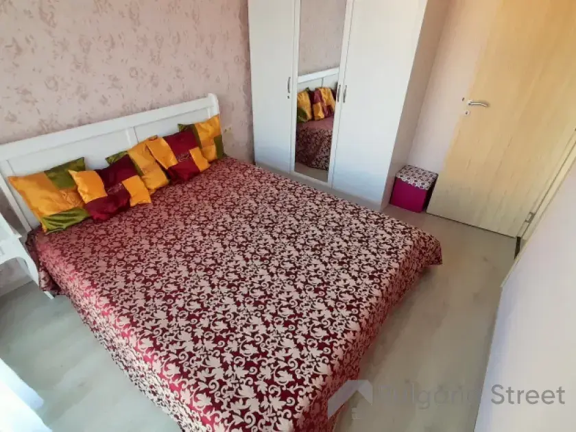 Двуспальная кровать и гардероб в спальне