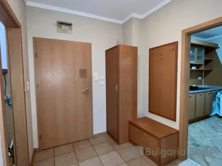 Прихожая со шкафом