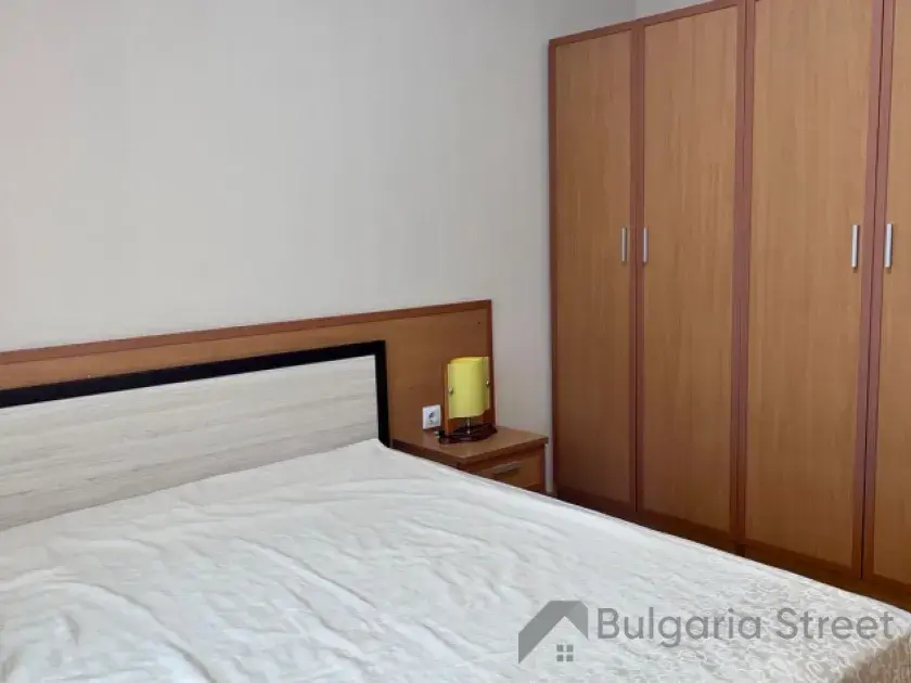 Кровать и шкаф в спальне