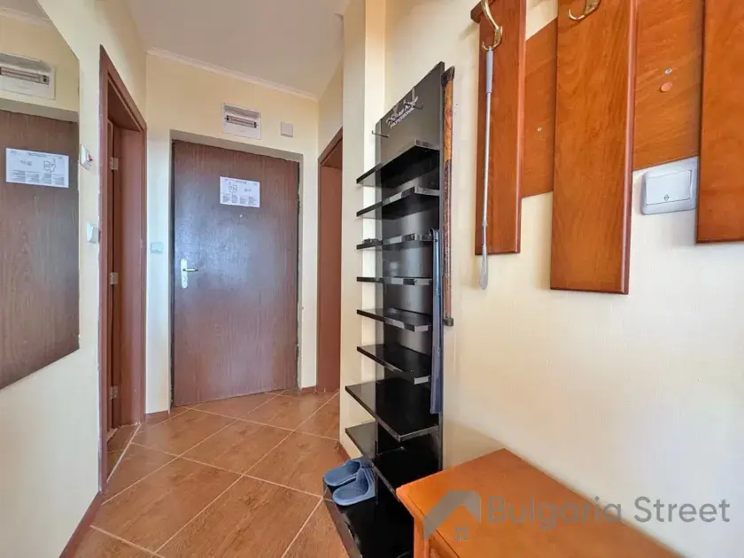 Вешалка в прихожей