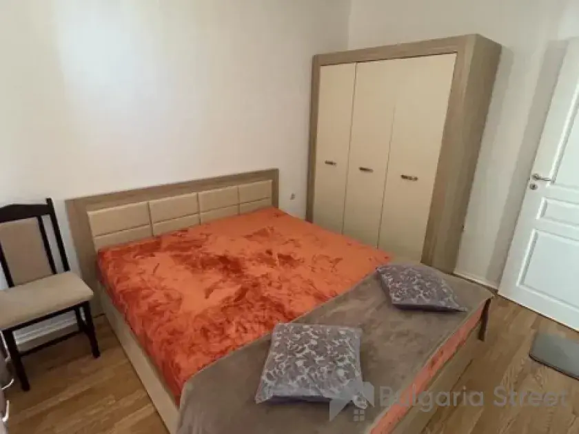 Двухспальная кровать и гардероб
